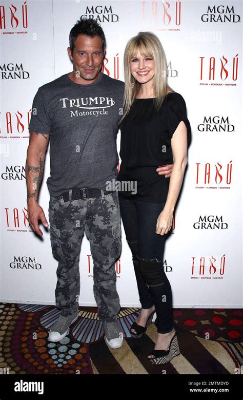 Johnny Messner and Kathryn Morris Welcome Twins。